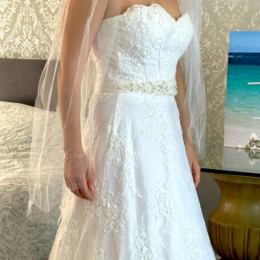 Wedding dress/adjustable to the size.
